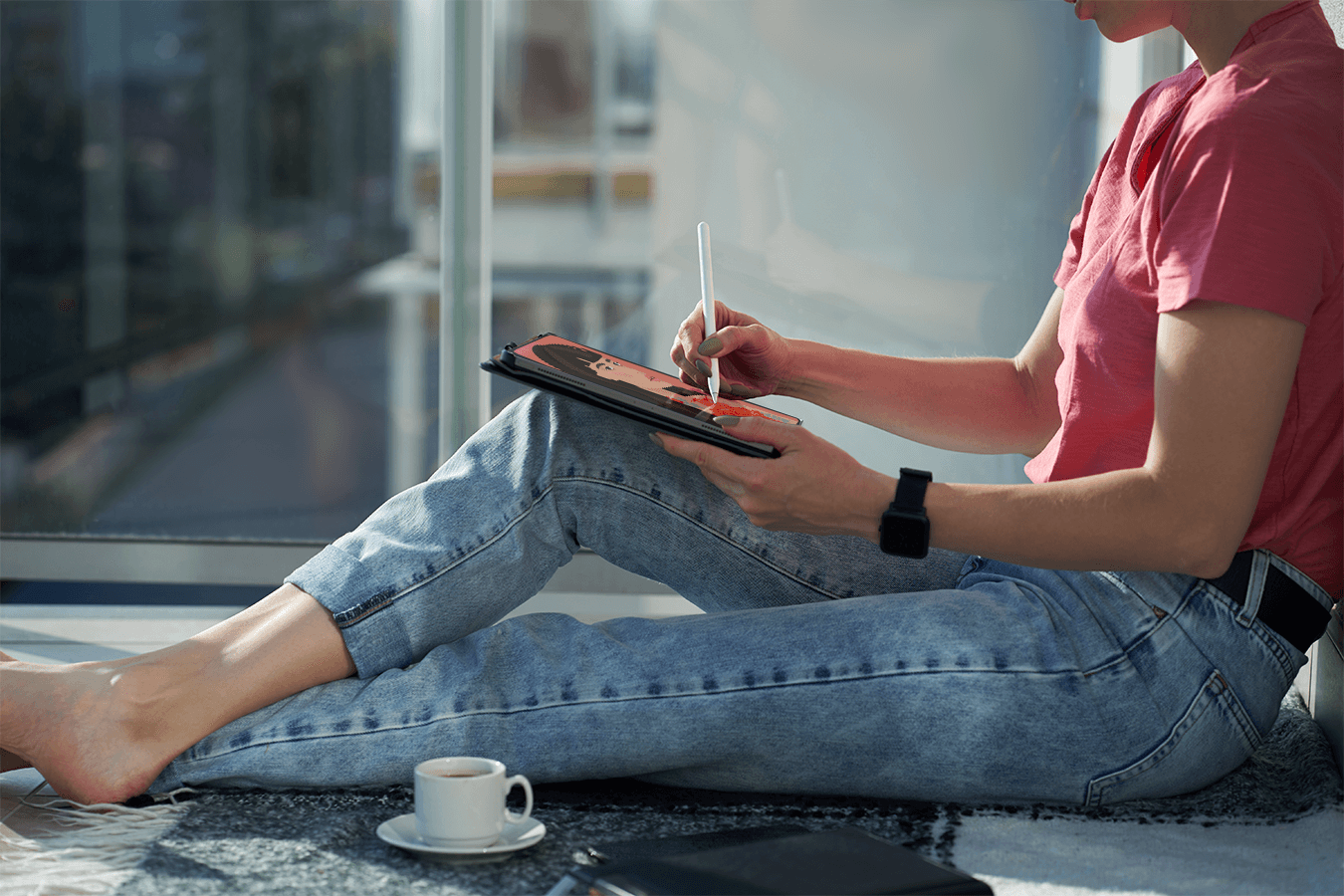 dziewczyna na balkonie używa ipad jako tablet graficzny