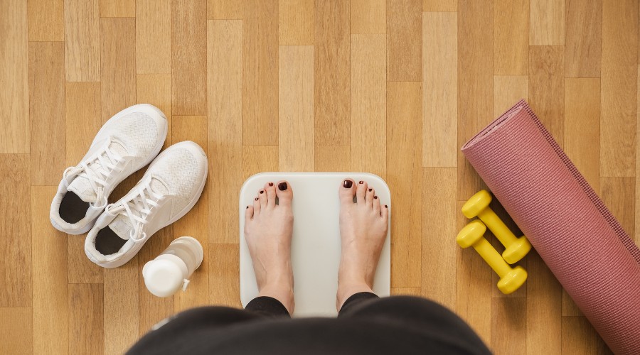 kobieta na wadze elektronicznej