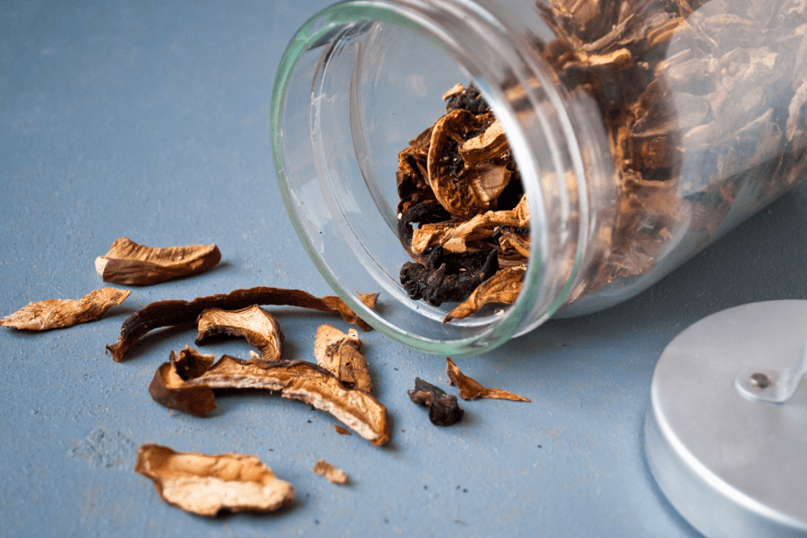 suszone grzyby wysypują się ze słoika