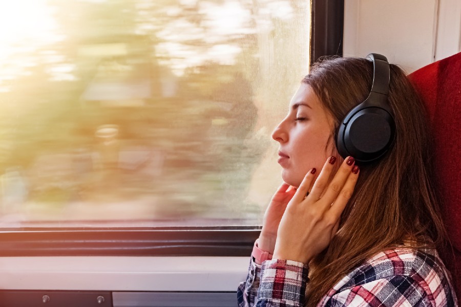 słuchawki anc w pociągu