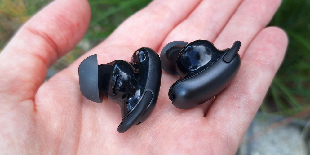 Pokazanie słuchawek dokanałowych bluetooth Soundcore Liberty 5 pro max