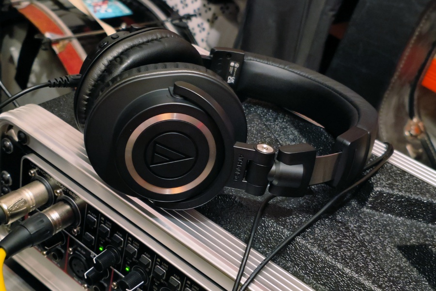 Słuchawki Audio-Technica ATH-M50xBT2 w studio nagraniowym leżą na zestawie interfejs&oacute;w audio