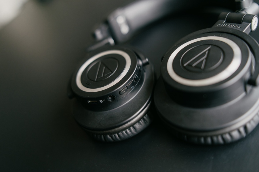 Słuchawki Audio-Technica ATH-M50xBT2 zestaw przycisk&oacute;w i gniazd połączeniowych