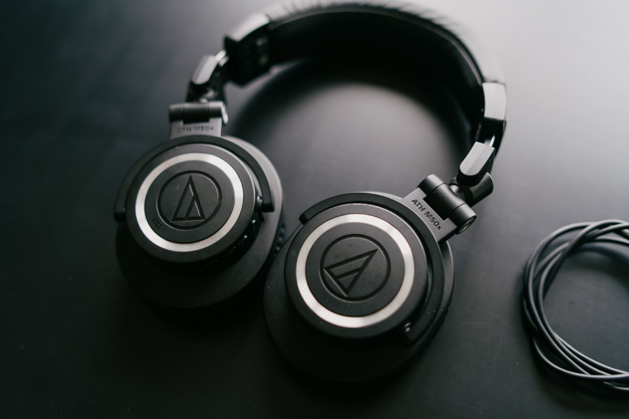 Słuchawki Audio-Technica ATH-M50xBT2 leżą na czarnym stole