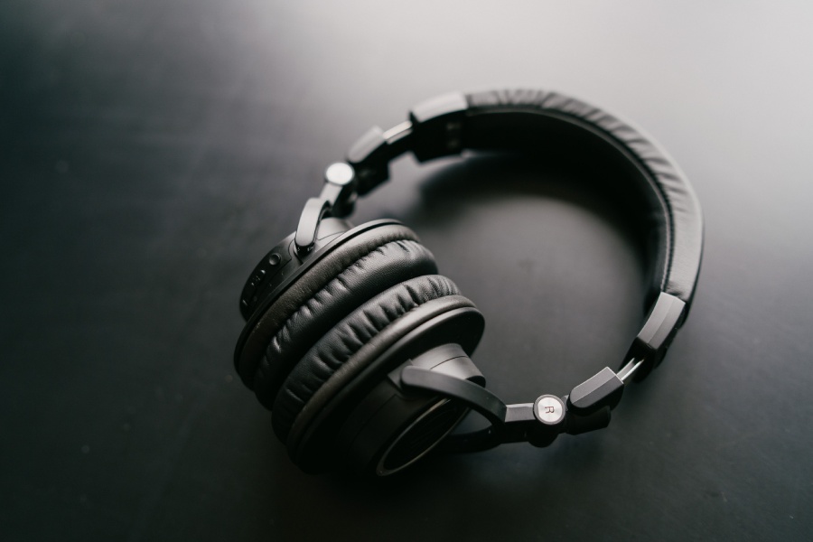Słuchawki Audio-Technica ATH-M50xBT2 leżą na czarnym stole