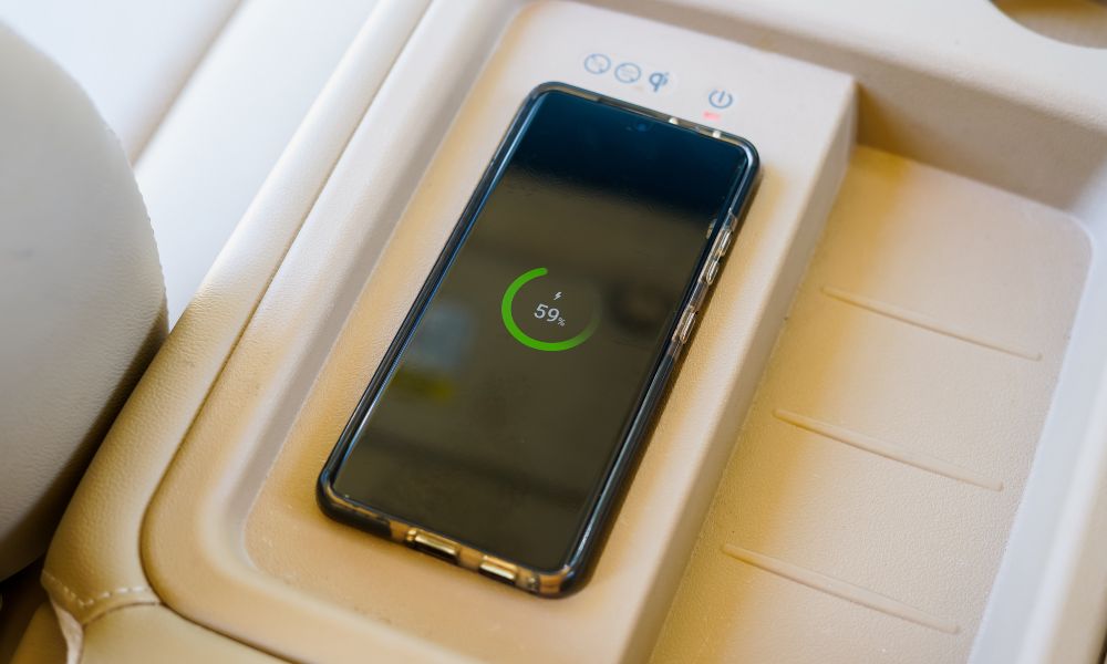 Telefon ładujący się bezprzewodowo na podkładce indukcyjnej.