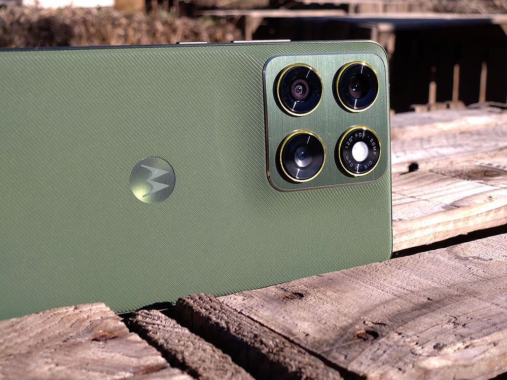 smartfon motorola edge 70 na drewnianej szkrzyni