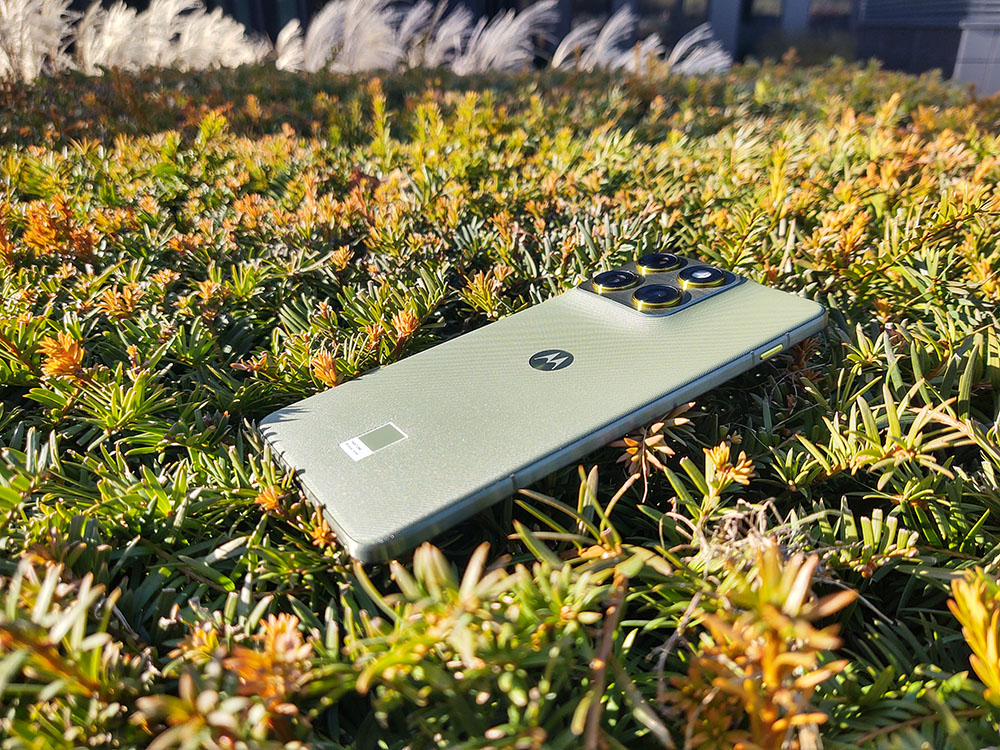 smartfon motorola edge 70 w krzakach