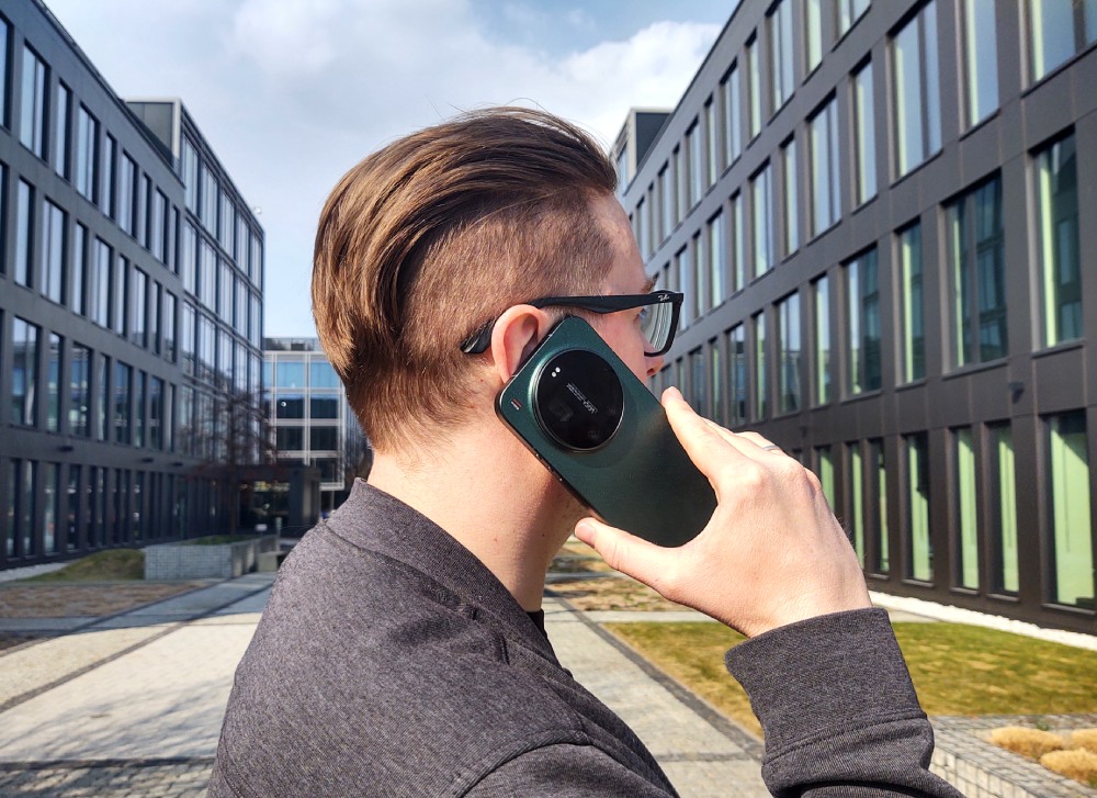 smartfon xiaomi 17 ultra w dloni przy uchu