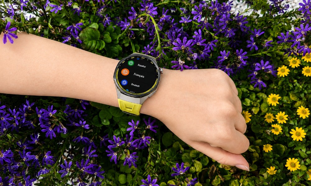 smartwatch na ręce w kwiatach