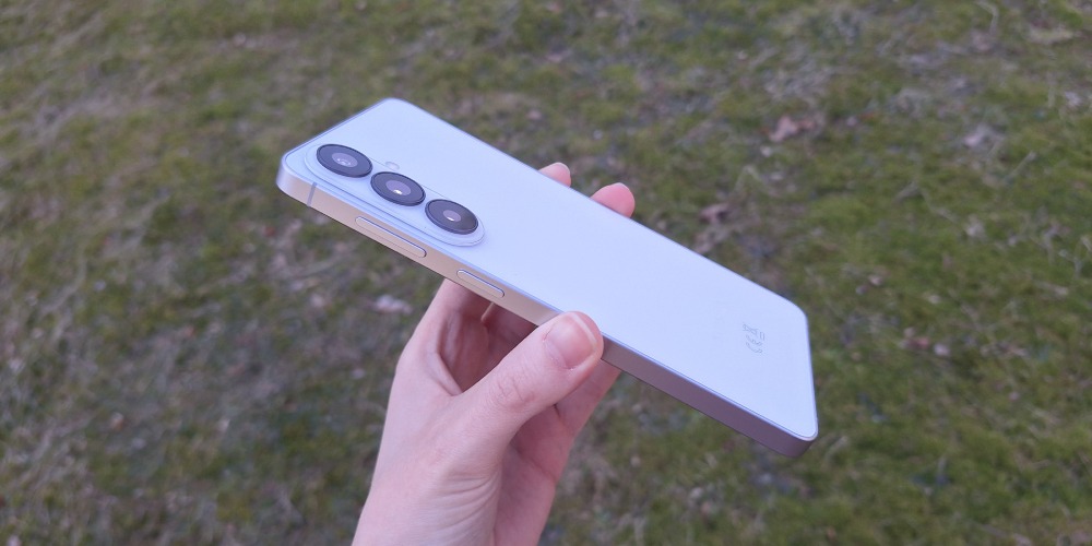 Smukła konstrukcja i satynowa ramka w Samsungu Galaxy S26+