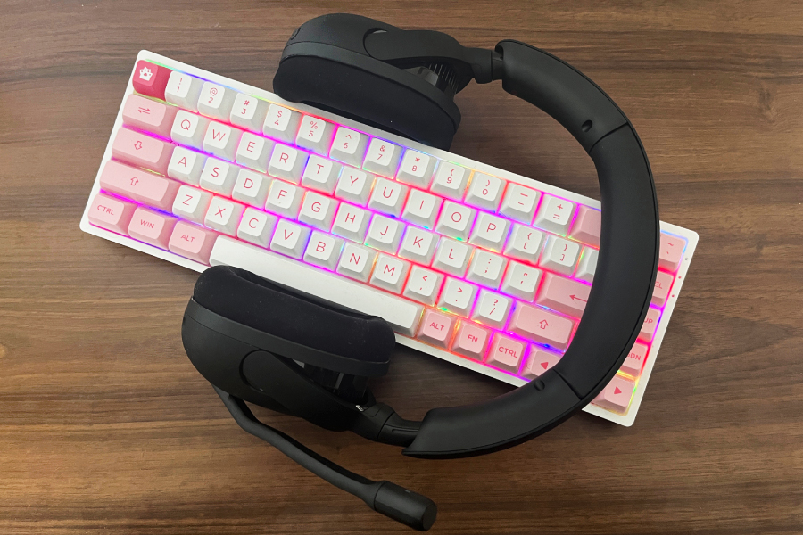 Sony Inzone przytulają klawiaturę 