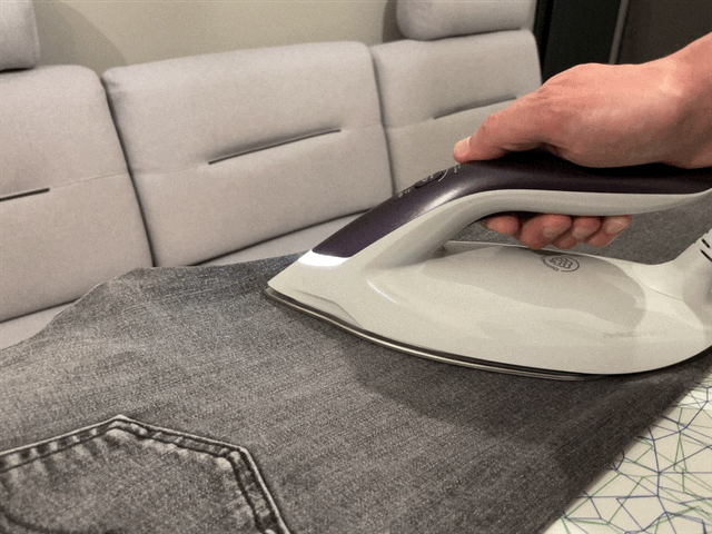 I tu z pomocą przyszła funkcja dodatkowego uderzenia pary. Zacznijmy od tego, że maksymalne ciśnienie w testowanym przeze mnie generatorze pary Philips PerfectCare 8000 PSG8050/30 to 8 bar&oacute;w &ndash; ten parametr w bardzo dużym stopniu decyduje o jakości prasowania. 