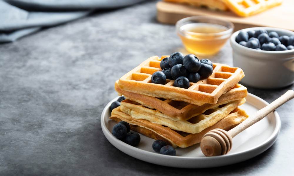 domowe gofry z borówkami i miodem