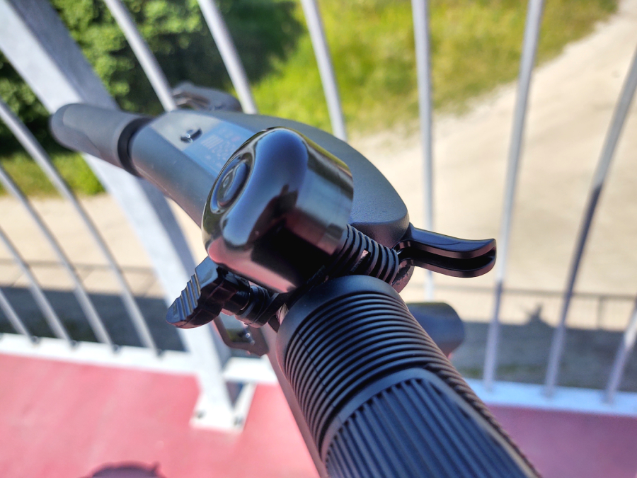 ie znajduje się on pod kciukiem, tak jak w przypadku większości hulajn&oacute;g elektrycznych, lecz pod palcem wskazującym.