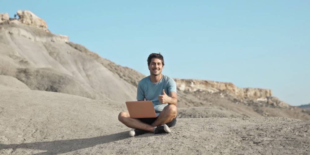 Mężczyzna korzystający ze Starlinka na pustyni