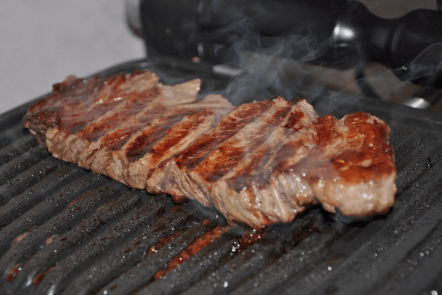 Testowane było także grillowanie steka wołowego. OptiGrill+ oczywiście przygotował go tak, jak poprosiliśmy – czyli w wersji dobrze wysmażonej, ale nikt wśród domowników nie gustuje w tego typu mięsie.