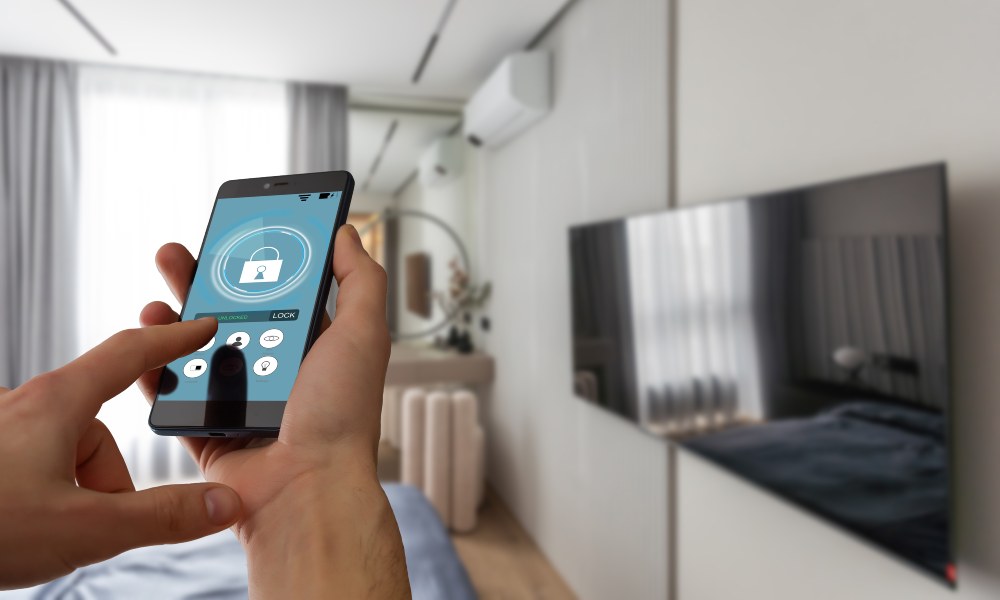 Pan ustawia automatyczne funkcje smart home w swoim smartfonie.