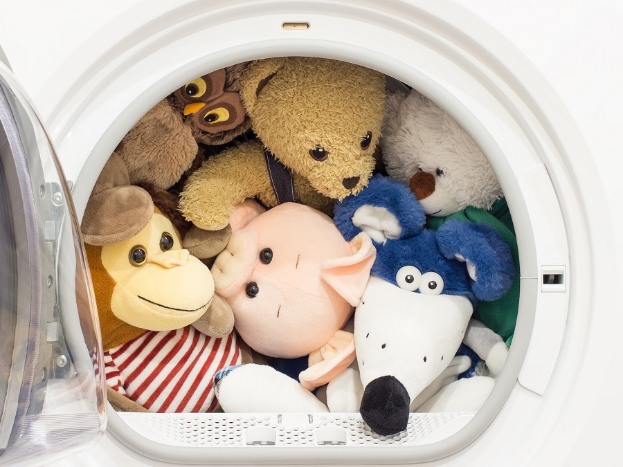 Automatyczna suszarka do prania z pluszowymi zabawkami, które zostały w niej wyszuszone