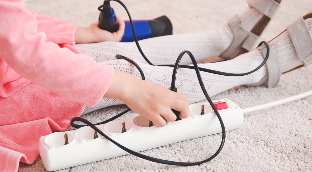 splątany kabel od suszarki do włosów obok przedłużacza