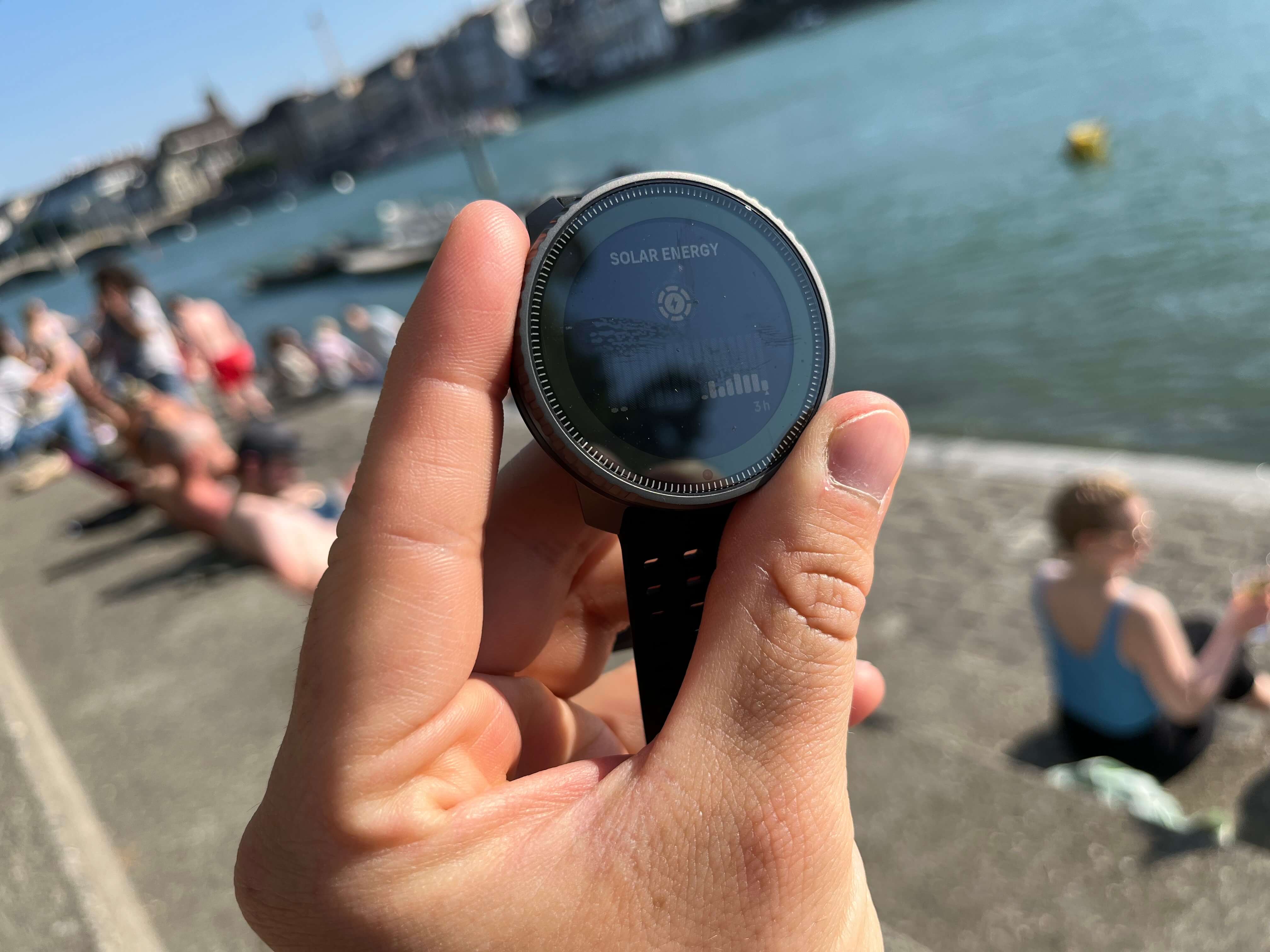 Tarcza zegarka może pokazywać, ile energii udało się odzyskać w ostatnim czasie, na wykresie słupkowym. Suunto Vertical ma też specjalny widget, który pokazuje, ile energii udało się uzyskać ze słońca w przeciągu ostatnich 7 dni.