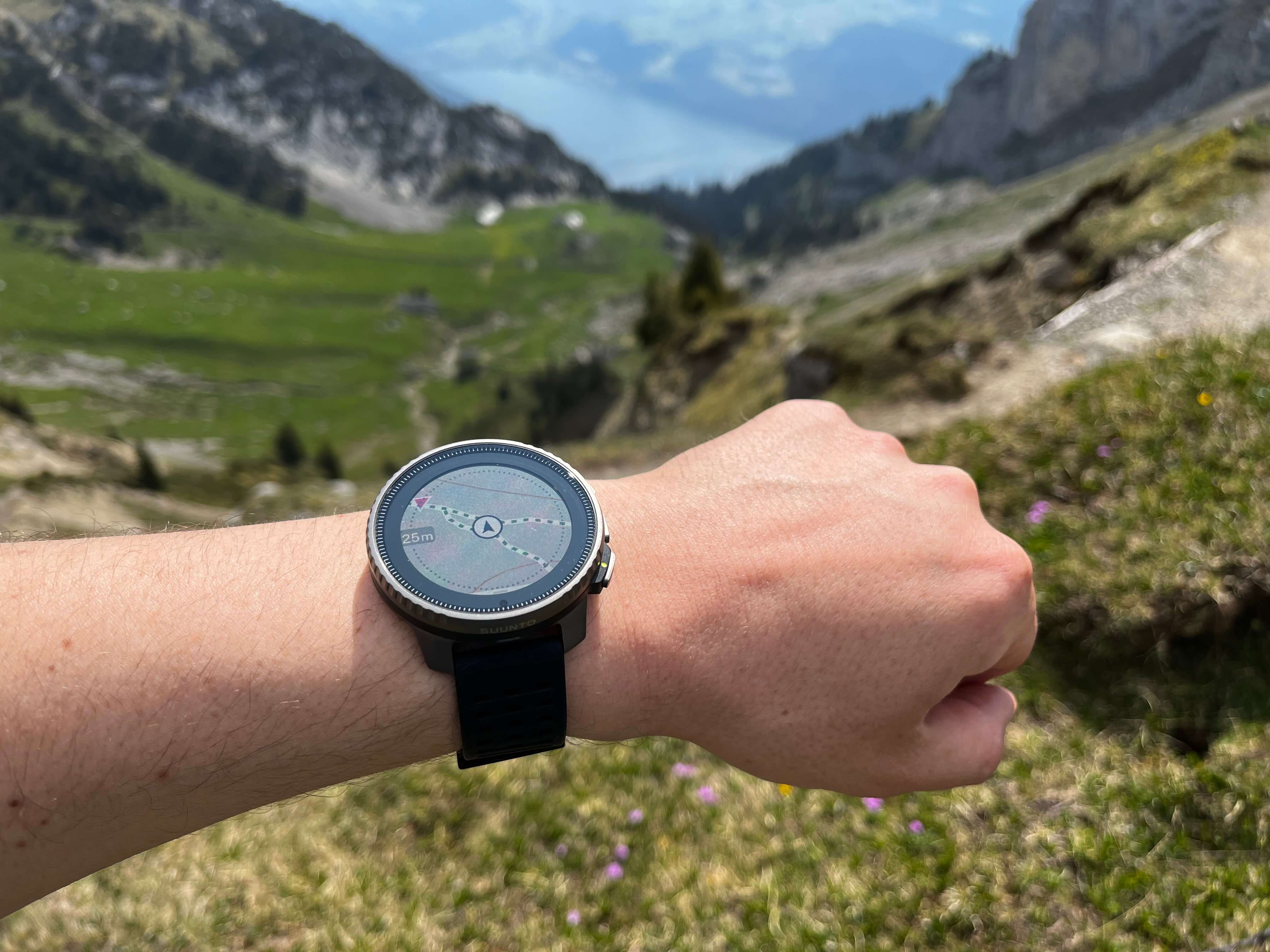 Suunto Vertical daje użytkownikowi możliwość korzystania z map outdoorowych offline. Możesz więc korzystać z nich nawet wtedy, gdy zegarek (czy też sparowany z nim smartfon) nie ma połączenia z internetem.