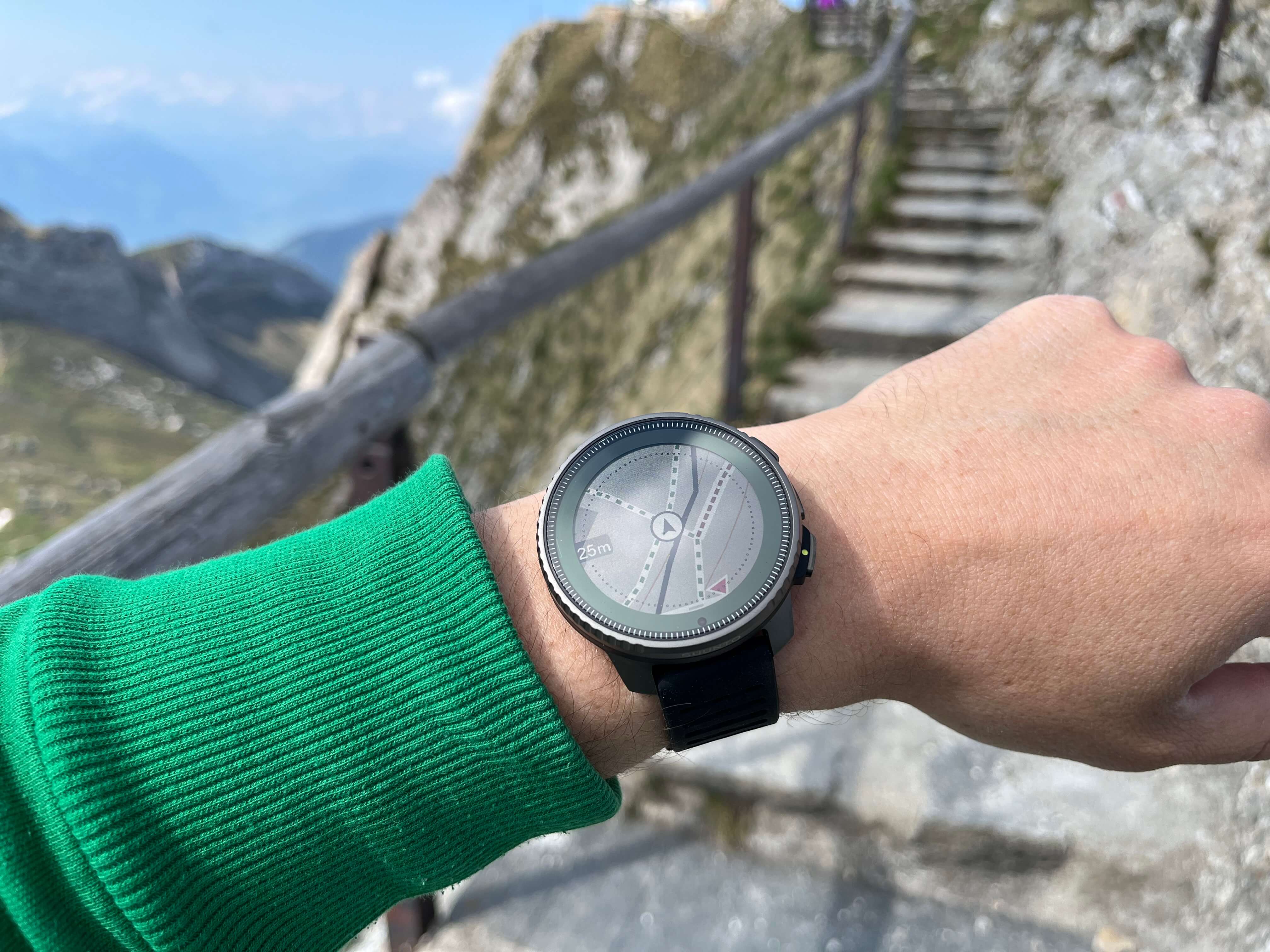 Mapę możesz przybliżać i oddalać. Aby ją powiększyć, wystarczy krótko nacisnąć górny przycisk. Jeśli zaś chcesz oddalić widok, to przytrzymaj ten sam przycisk dłużej.