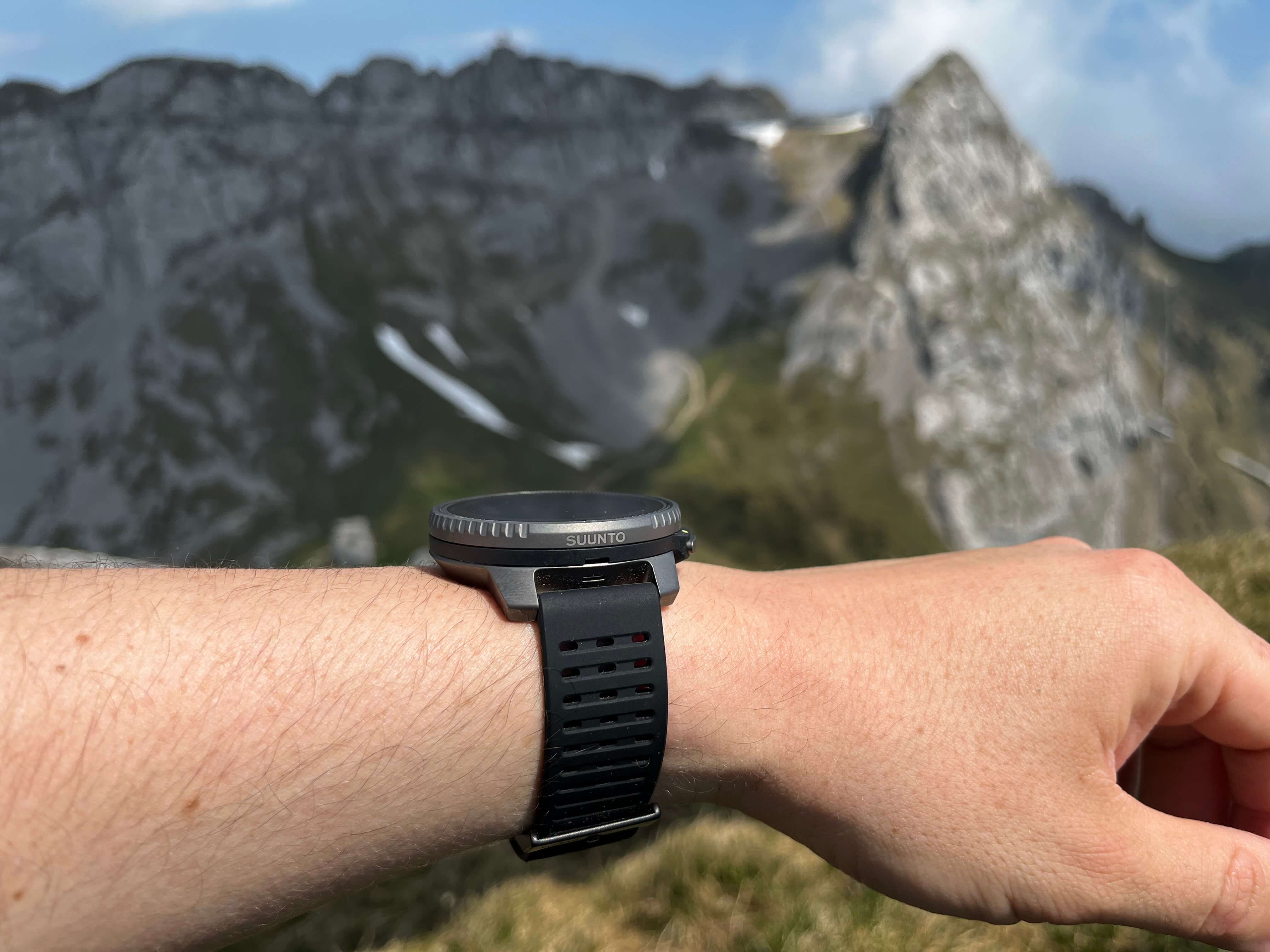 Według danych producenta Suunto Vertical Titanium Solar może działać na jednym ładowaniu nawet do 60 dni z włączonym całodobowym monitoringiem i powiadomieniami komórkowymi (w przypadku wersji ze stali nierdzewnej – do 30 dni).