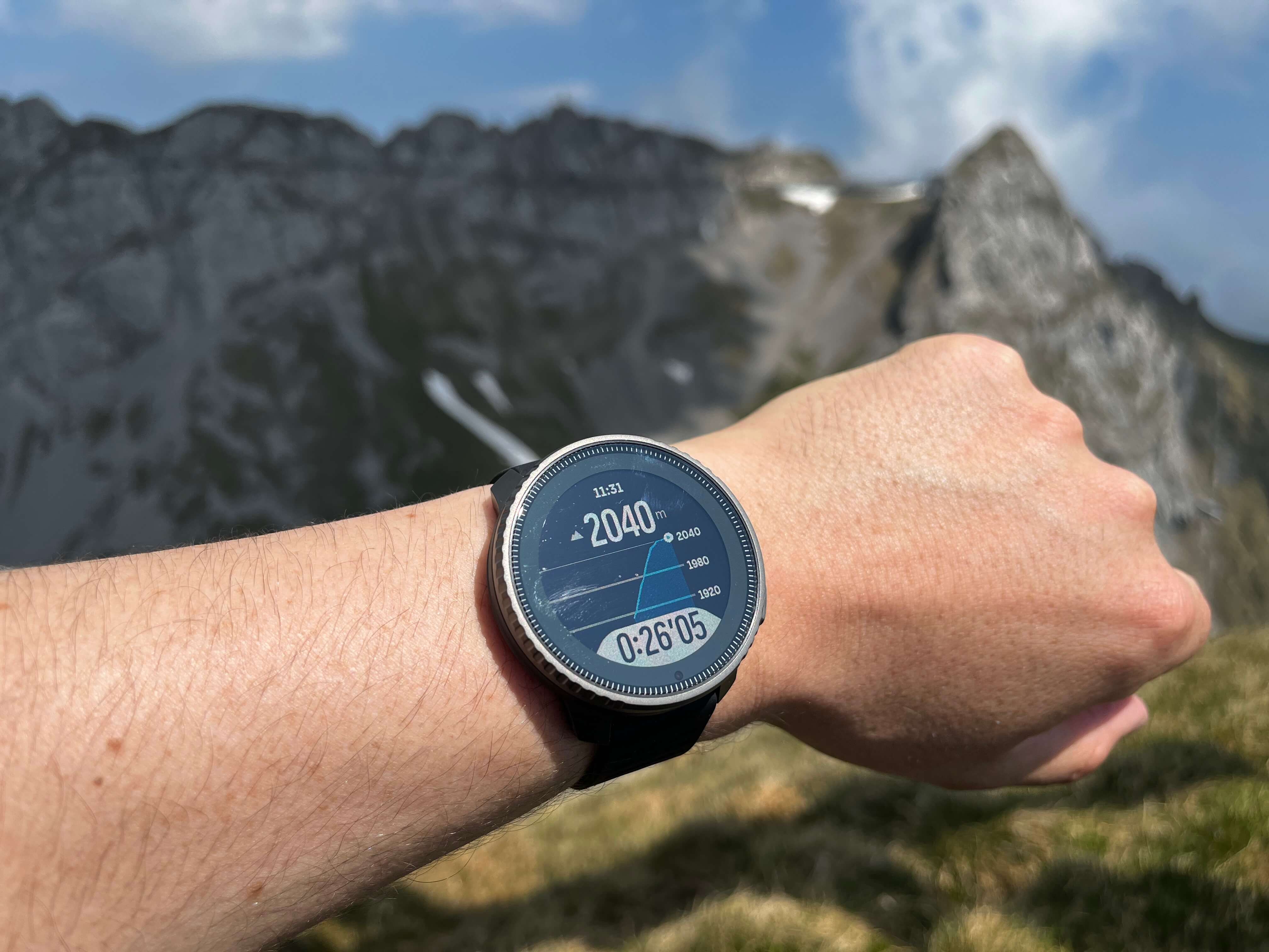 W górach dobrze też wiedzieć, na jakiej akurat znajdujemy się wysokości, i z tym Suunto Vertical także radził sobie znakomicie, pokazując rzeczywistą wysokość, na której byłem. Nic dziwnego, gdyż wyposażono go w barometr i wysokościomierz.