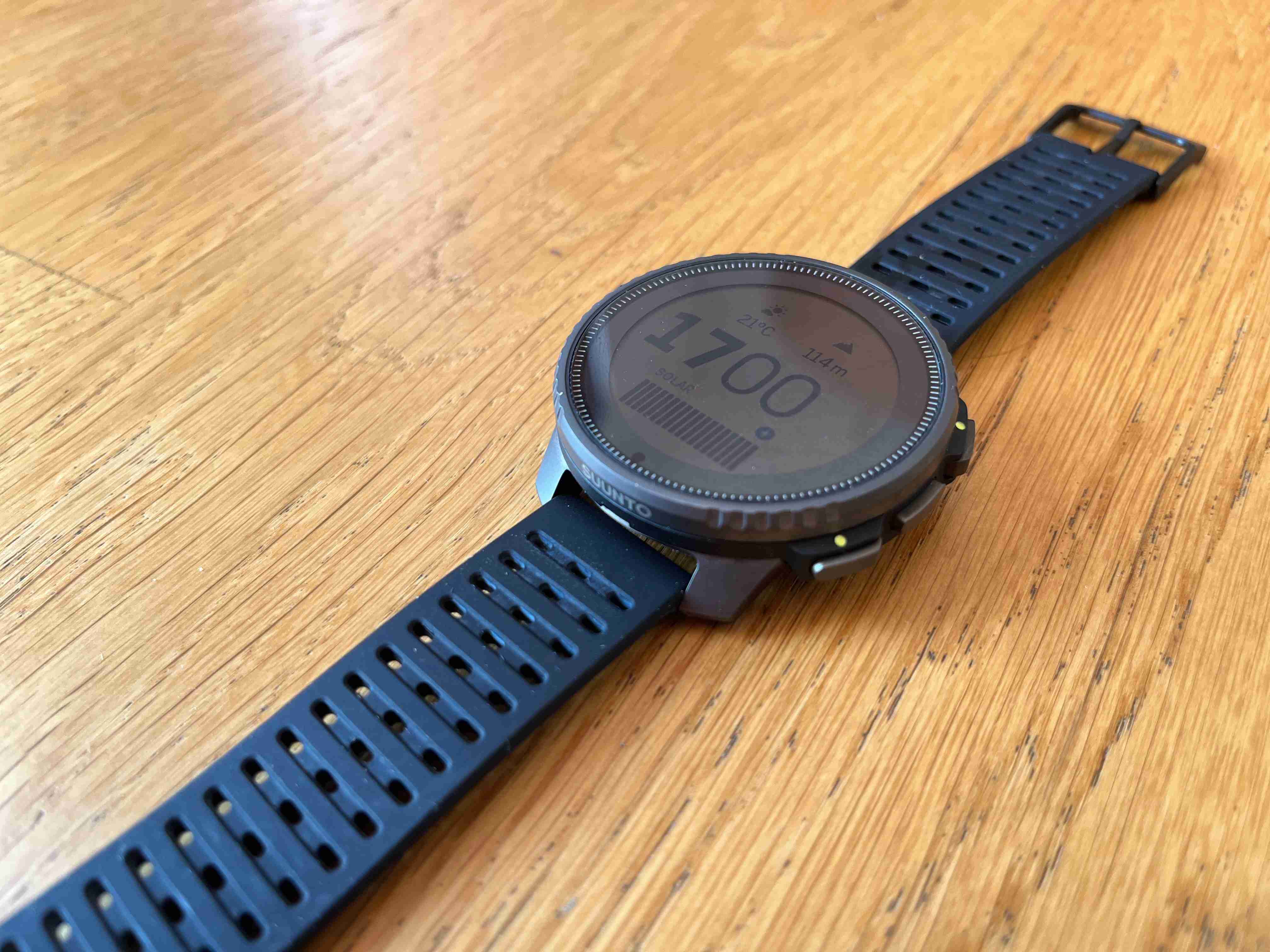 Ja miałem okazję recenzować wersję Titanium Solar, której cienka ramka wykonana jest z tytanu, a bateria może być ładowana z wykorzystaniem energii słonecznej.