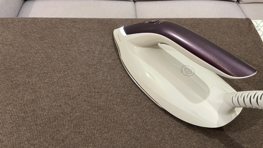 Następnie w kolejce do testów czekała bluza. Już pierwsze ruchy żelazka pokazały, że i tu nie będzie żadnego problemu, nawet z rozprasowaniem kaptura z podwójną warstwą materiału.