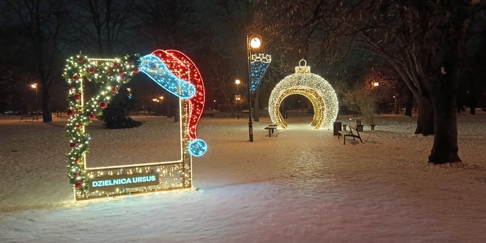 Świecące ozdoby w parku nocą w zimowej scenerii - zdjęcie z xiaomi redmi note 15.