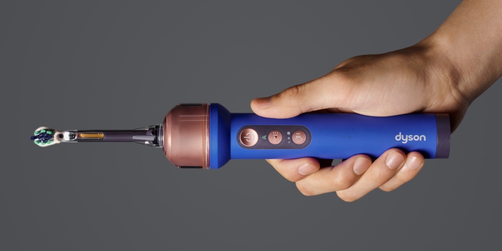 szczoteczka Dyson trzymana w ręce