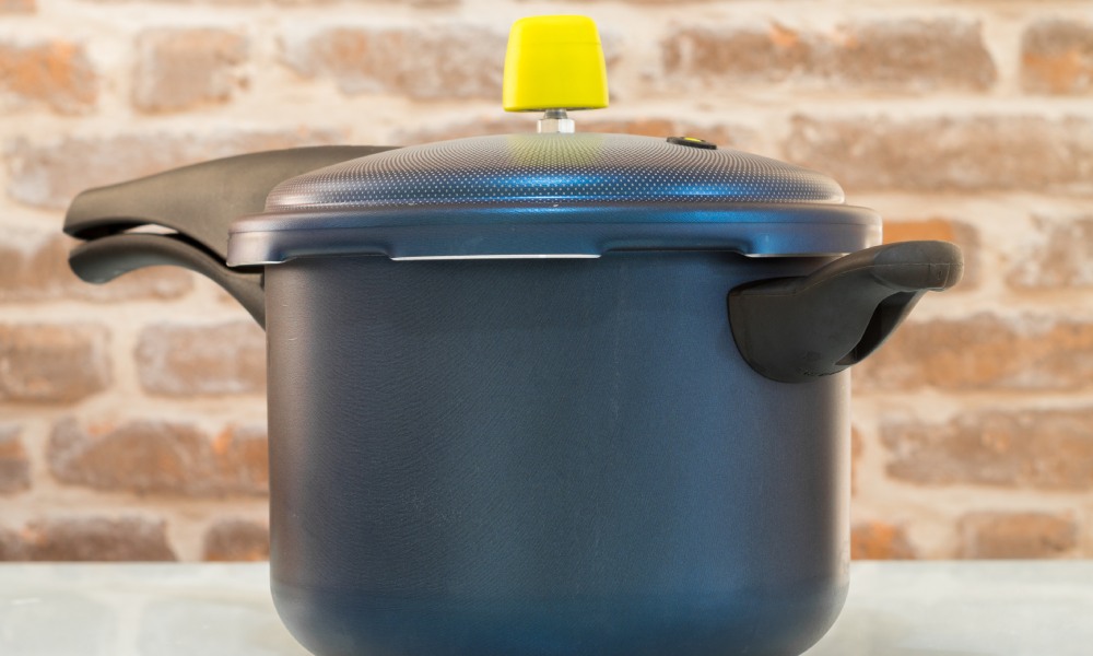 szybkowar mały model stoi na blacie