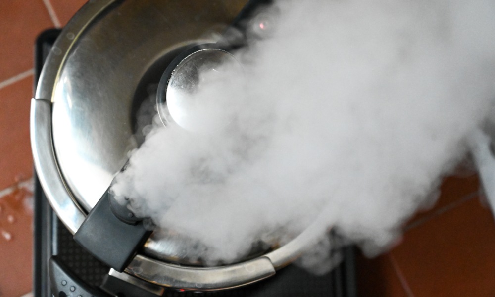 szybkowar uwalnia parę wodną