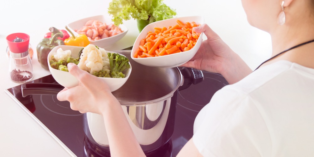 kobieta gotuje zdrowe danie w szybkowarze