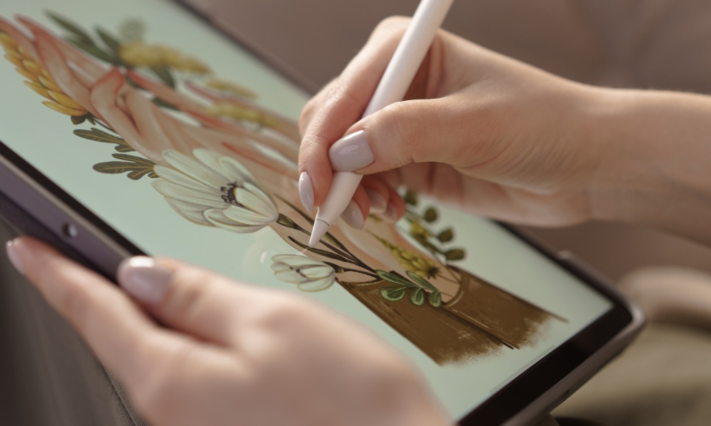 zbliżenie na laminowany ekran tabletu graficznego i trzymany w kobiecej dłoni rysik