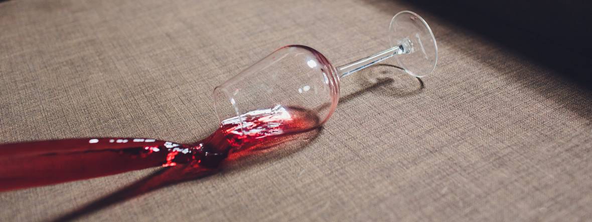 Ciężko domyć plamy po czerwonym winie z tapicerki