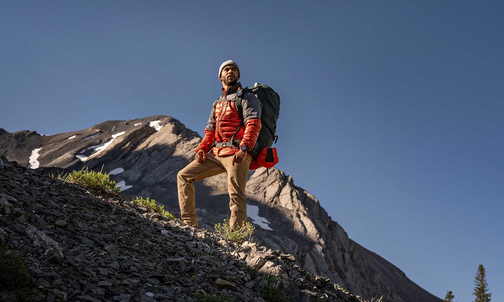 mężczyzna podczas górskiej wędrówki