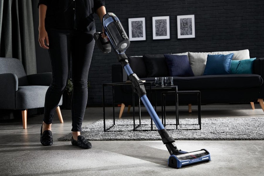 odkurzacz pionowy tefal x-froce aqua elegancko odkurza dywan