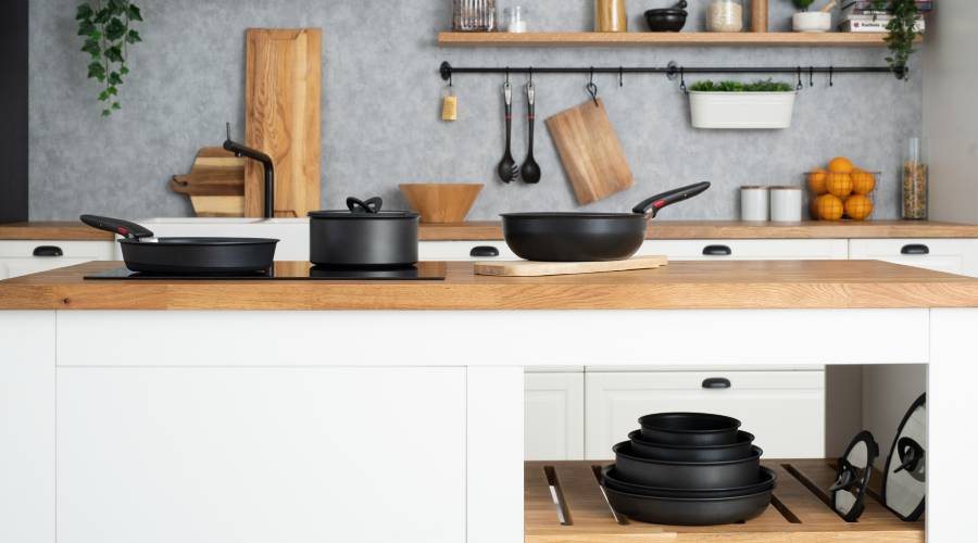 Za Tefal Ingenio stoją doskonała jakość, trwałość na lata, uniwersalność oraz bezpieczeństwo użytkowania. Naczynia wykonano z trwałych materiał&oacute;w i wykończono nieprzywierającą powłoką &ndash; odporną na zarysowania, wolną od kadmu, ołowiu i PFOA (kwasu perfluorooktanowego).