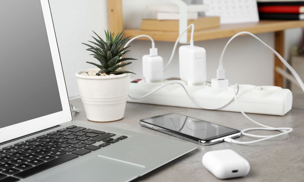 Telefon na biurku podłączony do ładowania do listwy zasilającej.