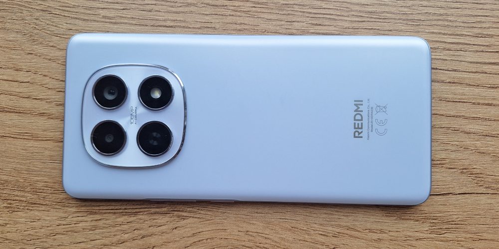 Tylna obudowa smartfona xiaomi redmi note 15 w naturalnym świetle.