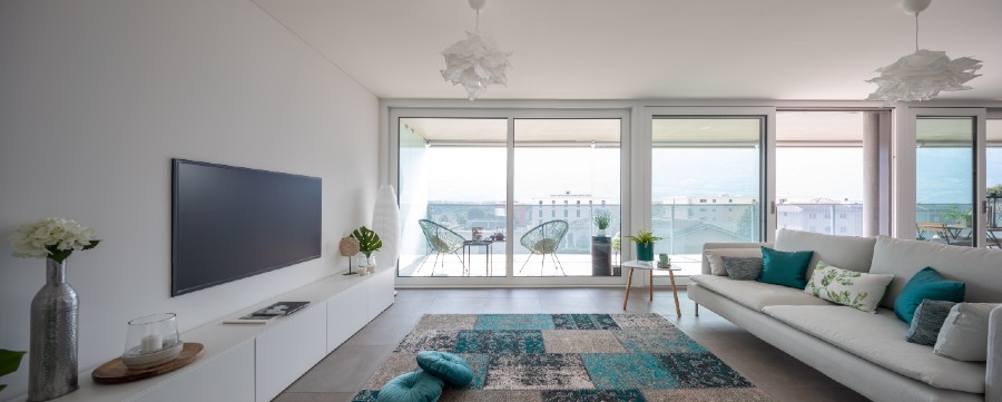 telewizor 50 cali w dużym pokoju