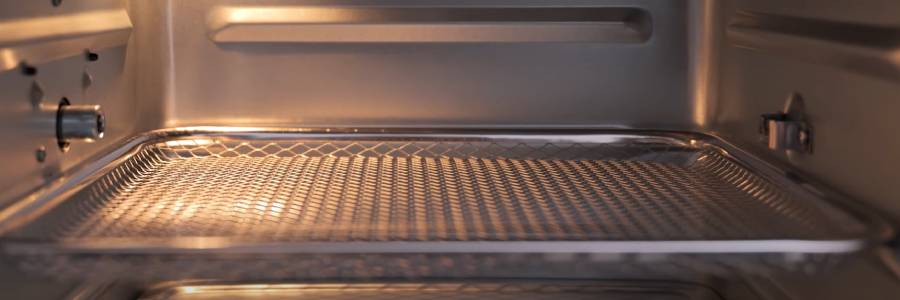 Wnętrze frytownicy Raven EFN004 jest wykonane w jasnych kolorach, co w połączeniu z jego podświetleniem podczas pracy daje bardzo dobrą widoczność. 