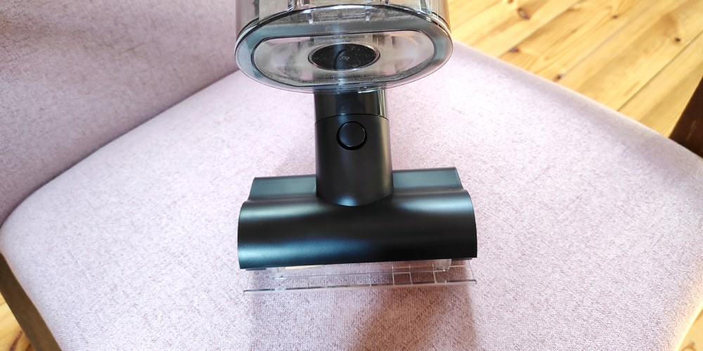 odkurzacz pionowy Dreame Z30 AquaCycle Pro - odkurzanie fotela