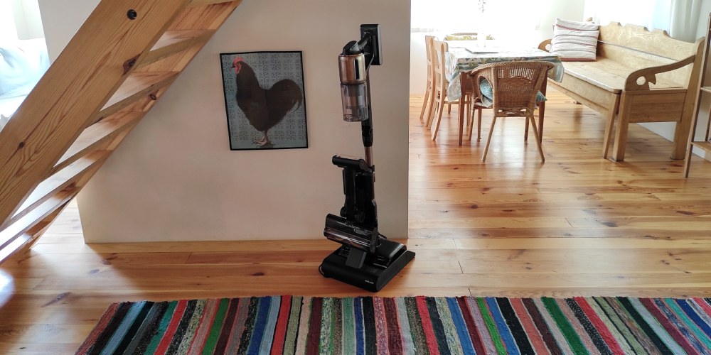 odkurzacz pionowy Dreame Z30 AquaCycle Pro - widok odkurzacz w stacji pod schodami