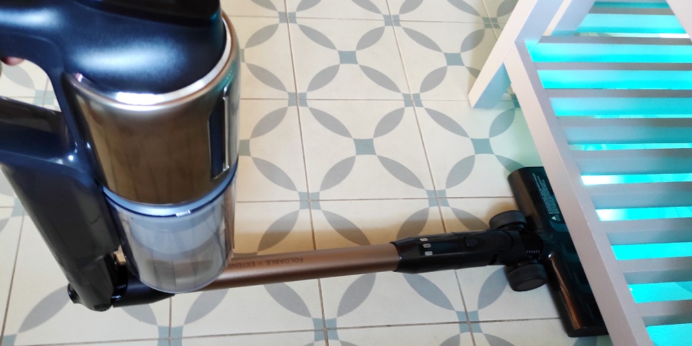 odkurzacz pionowy Dreame Z30 AquaCycle Pro - odkurzacz ze zgiętą rurą odkurza pod szafką w łazience