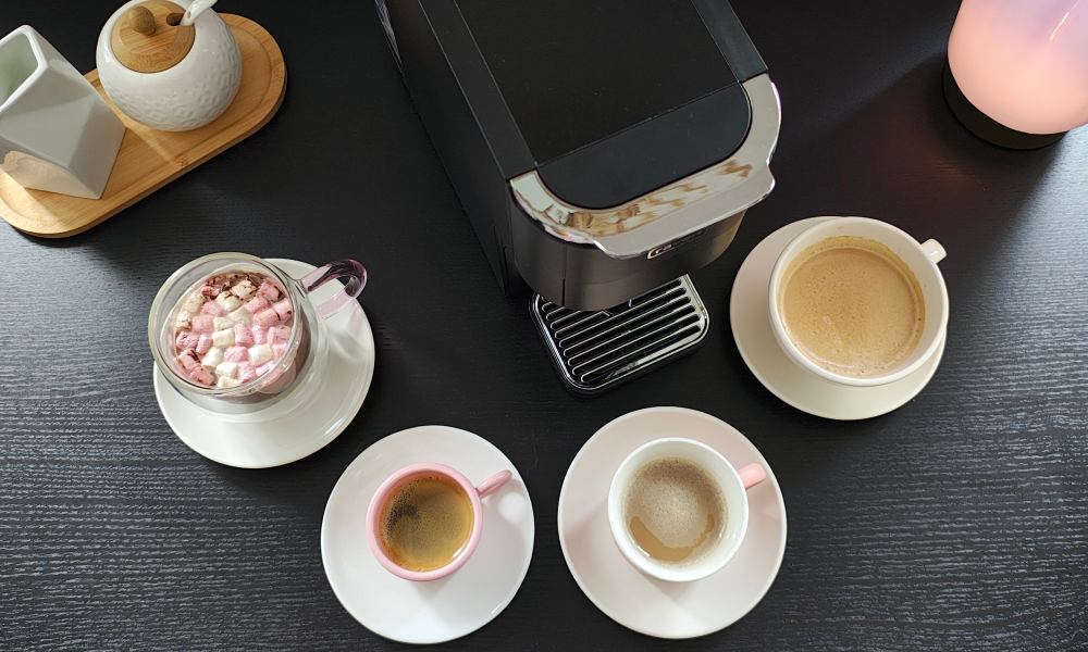 Różne napoje przygotowane w ekspresie Raven EEK001C