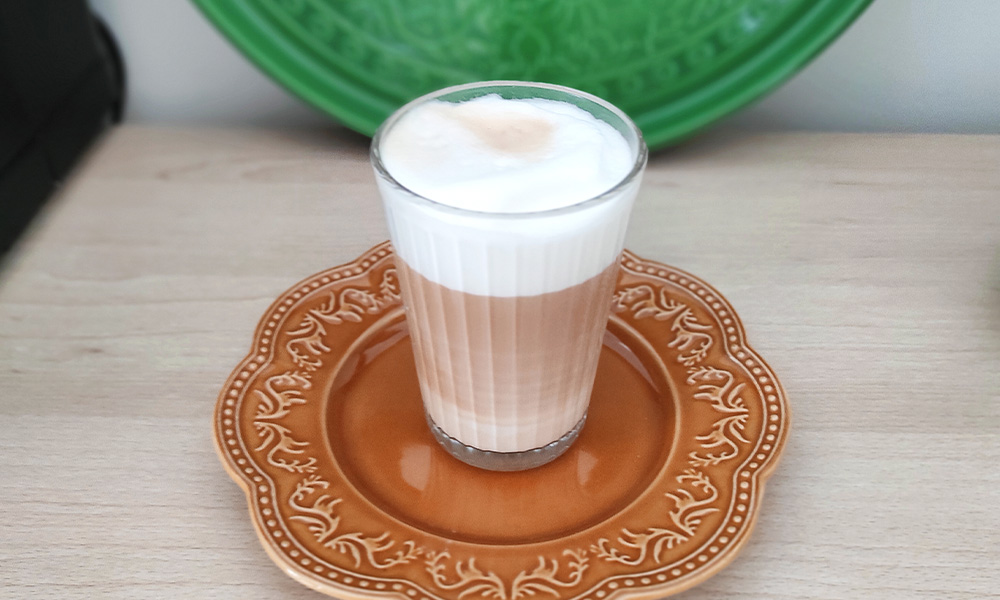 test ekspresu Raven EEC001  widok na szklankę z latte